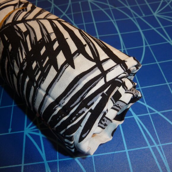 Fabric with white flower and fern pattern on a black background - Picture 2 of 3